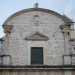 ...e un grande timpano semicircolare tipicamente barocco
